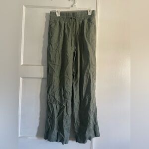 100% linen pants from Quince. Size medium.